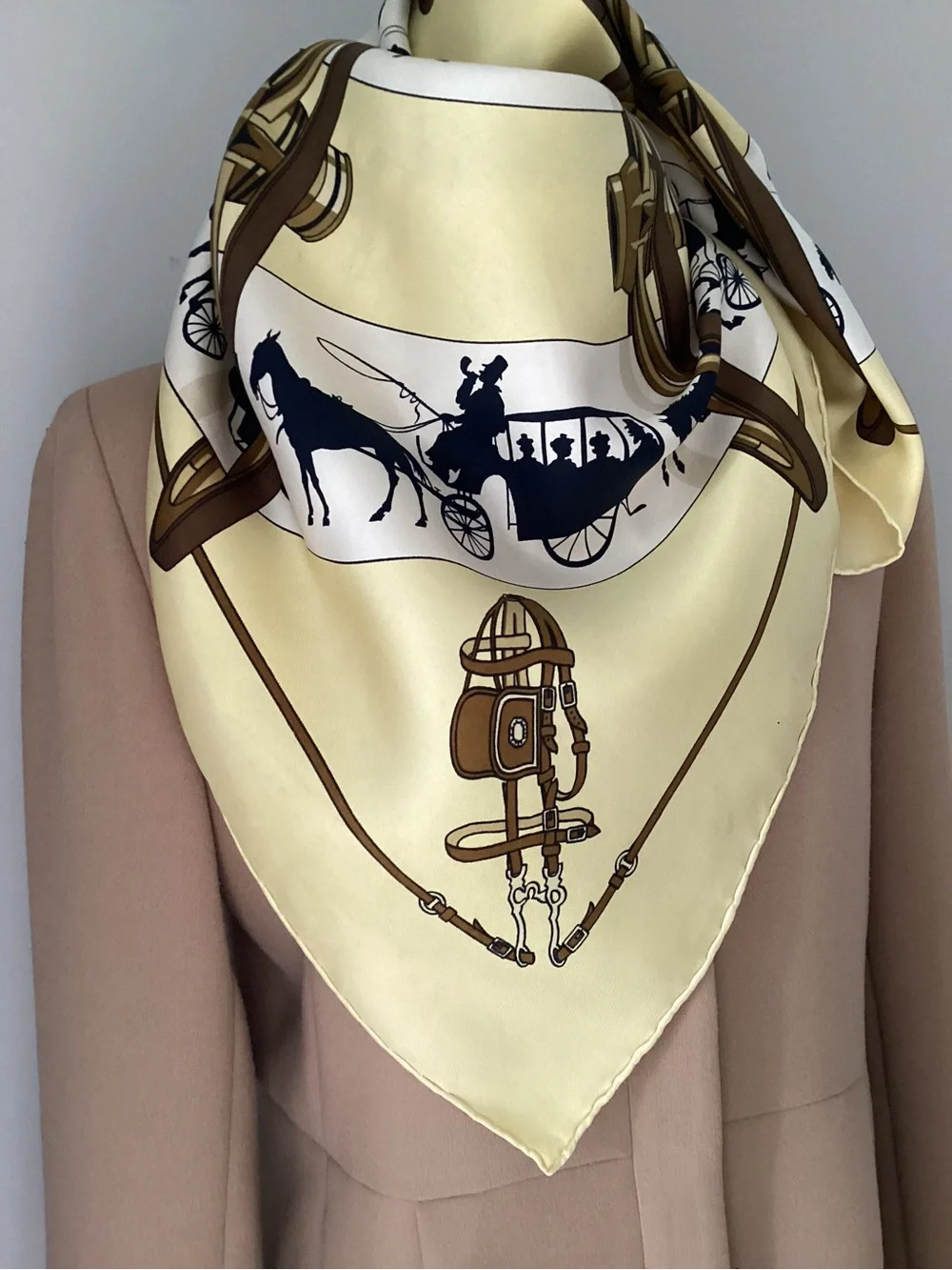 Authentic vintage Hermès silk square "Paris qui roule" from 1951 . With box . - Picture 9 of 16